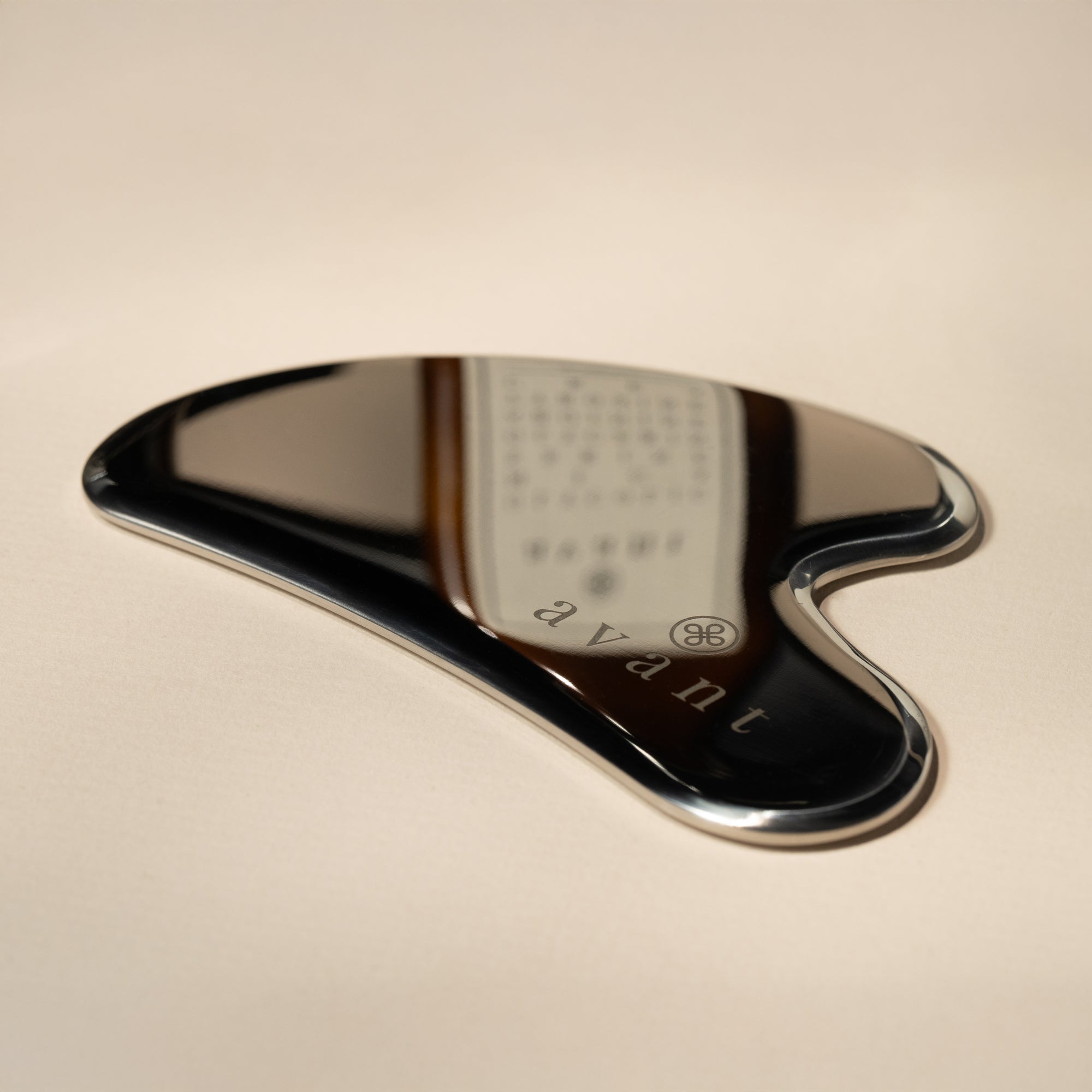 avant-accessories-edelstahl-gua-sha-gesichtsmassage-k-hlbar image 2